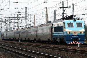 由韶山8型电力机车牵引的25C型客车