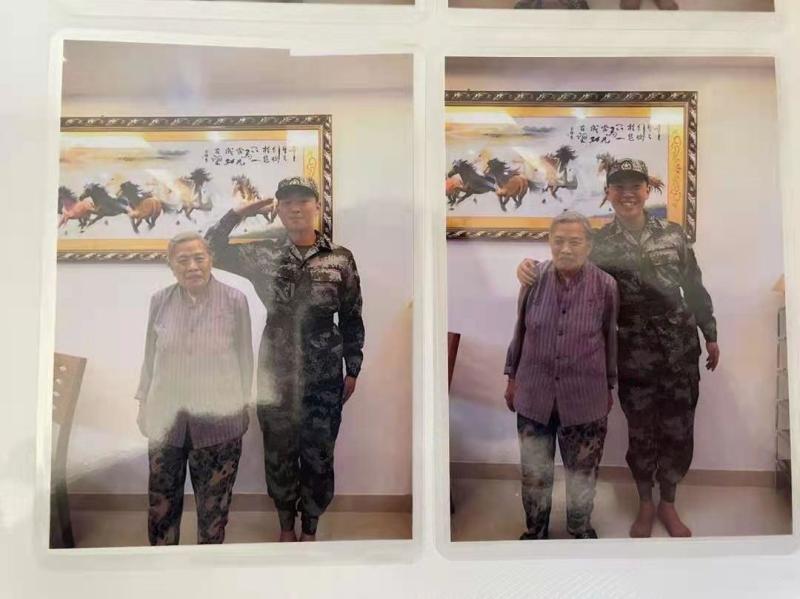 入伍后，陈祥榕与奶奶合影留念。