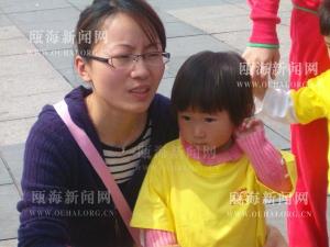 小伊伊与妈妈参加活动