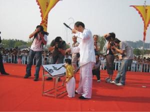 (9图片)五华提线木偶&#39;木偶书法&#39;