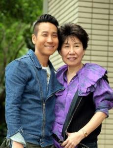 编辑据报道,李立崴1974年出生于台北,2013年39岁,妈妈是歌手甄妮的