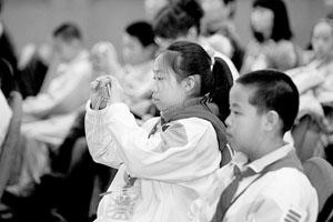 小记者在发布会现场拍照