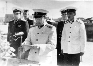 1962年邓龙翔(中)在青岛三号码头上致词