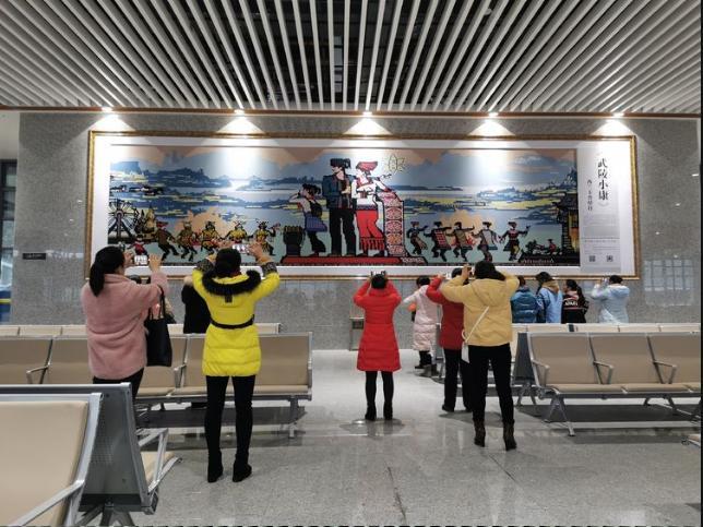 张家界西站候车厅土家族织锦壁挂《武陵小康》