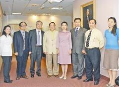 杨爱伦(右四)