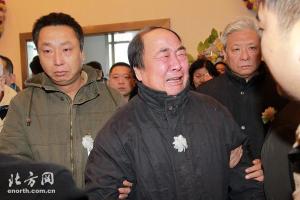王佩元在师父常宝霆遗体告别仪式上失声痛哭