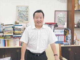 接受采访时的傅红星
