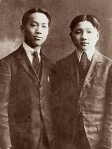 邓小平和邓绍圣(左)1921年3月在法国的合影