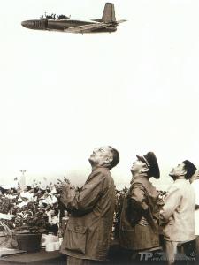 叶剑英元帅刘亚楼司令员观看歼教-1飞行