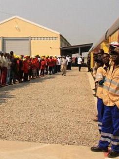 在M站排队试坐的当地民众组织