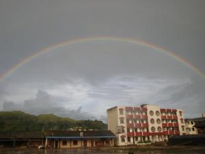 龙新乡勐冒中学的霞光