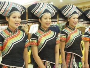 壮族少女以山歌迎客