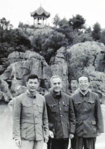1978年林凌（右一）与孙冶方（中）在云南