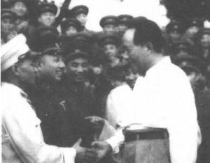 陈忠梅（左一）