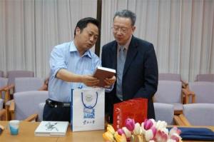 万永林馆长与复旦大学秦曾复馆长交谈
