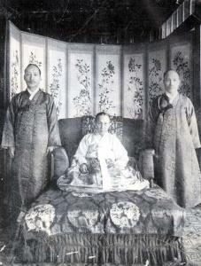 尹大妃与父亲尹泽荣（右）、伯父尹德荣