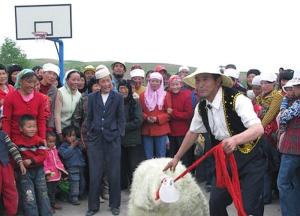 图2 回族群众观看回族宴席曲表演