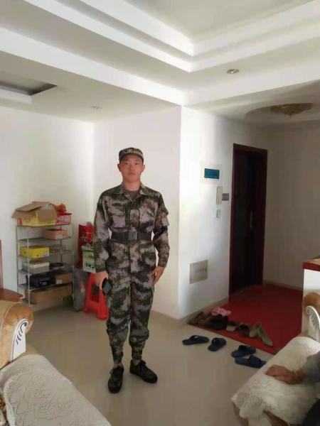顺利入伍，陈祥榕开心地在家中留念
