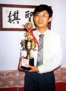 李来群