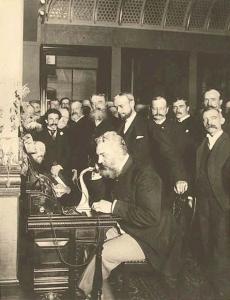 1892年，贝尔发明电话