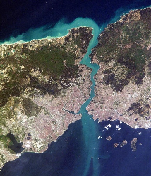 海峡达达尼尔海峡连接马尔马拉海和爱琴海,全长64公里,最宽处6