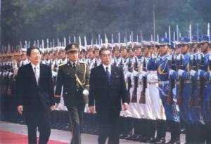 1999年7月9日，朱镕基欢迎小渊惠三访华。