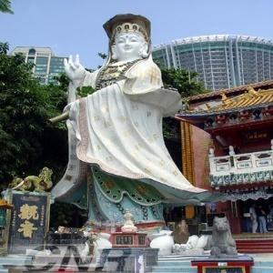 徐展堂祖籍香港徐氏艺术馆珍藏逾3000件中国艺术品,其中包括陶瓷,钢器