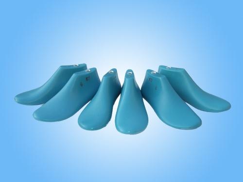 〈名〉 (1) (楥俗作楦) (2) 又如:楦排(鞋楦);楦头(制鞋用的木制模型)