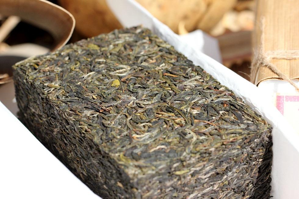 砖茶根据原料和制作工艺的不同,可以分为青砖茶,米砖茶,黑砖茶,花砖茶