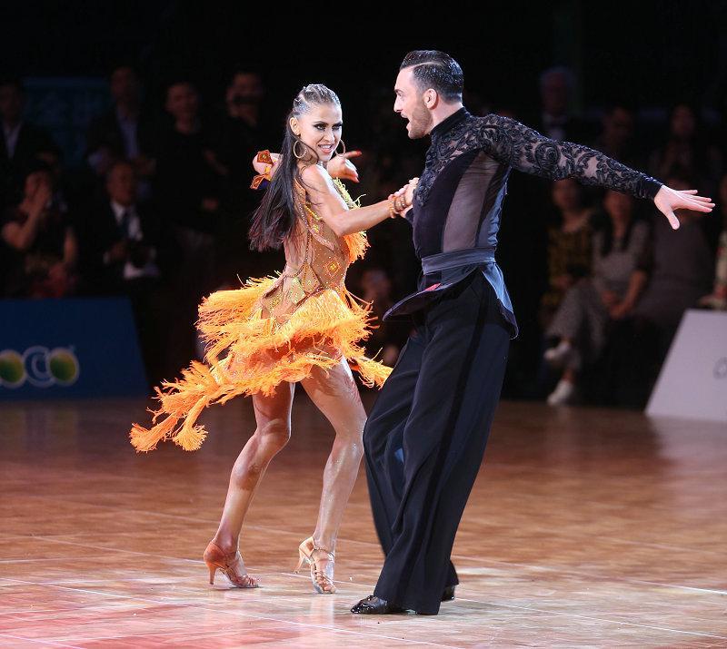 体育舞蹈也称"国际标准交谊舞.