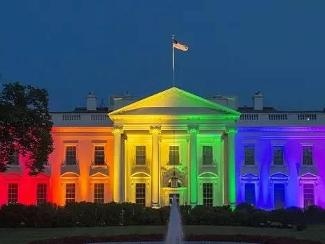 白宫打上了彩虹灯柱