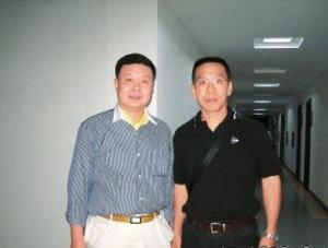 郑小龙（右）