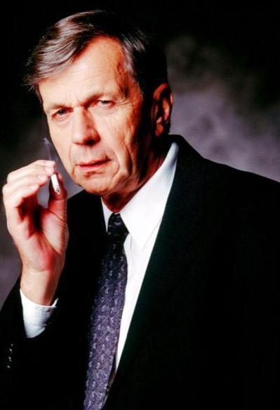 老烟鬼(smoker/cancerman)代表着在隐秘之处操纵国家