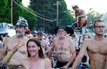 美国波特兰万人裸体骑自行车提倡环保