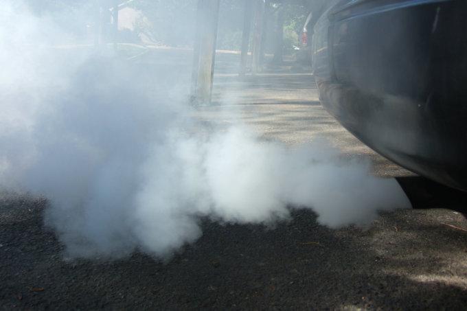 尾气(外文名:tail gas)多指汽车尾气,即汽车从排气管排出的废气.