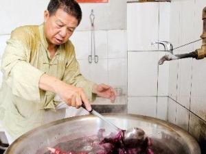 徐仁杰传承自贡扎染工艺