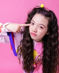 刘黛希曾在芒果tv《一年级》中饰演西蒙子的姐姐.