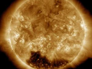 NASA拍摄太阳南极巨大“日冕洞”