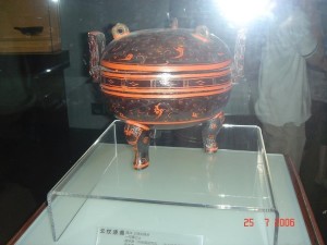 装藕片的容器云纹漆鼎