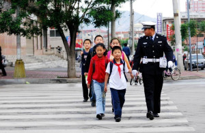 穿马路
