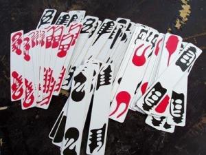 系务川自治县广泛流传的一种娱乐纸牌,被外人称为"仡佬牌",又叫"字牌"