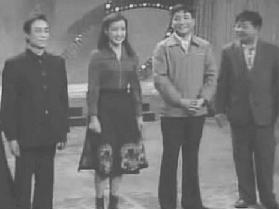 王景愚主持春晚（左一）