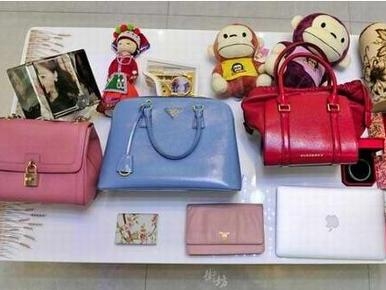 家里的客厅摆着BURBERRY