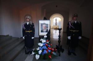 警卫站在前总统哈维尔的画像旁