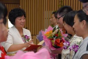 校长在教师节表彰大会上为获奖教师颁奖