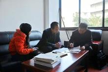 与相关专家交流（3张）