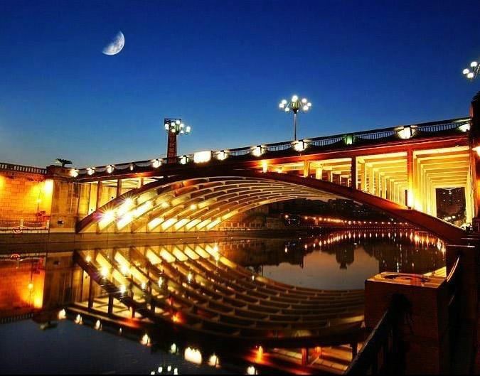 朝阳桥是贵阳市遵义路上横跨南明河,连接南明,云岩两城区的一座桥梁