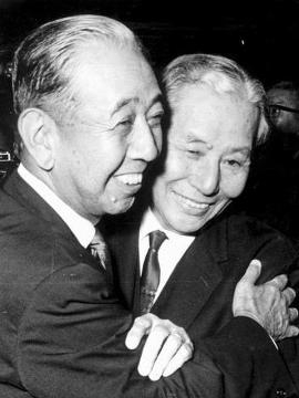 岸信介（左）
