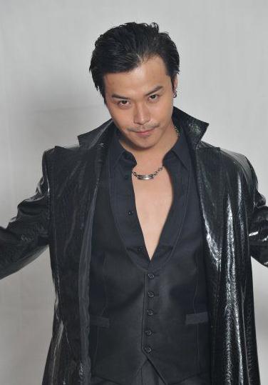 的黑),讨厌晒太阳,"头可破,血可流,发型不可乱"最怕别人动自己的头发