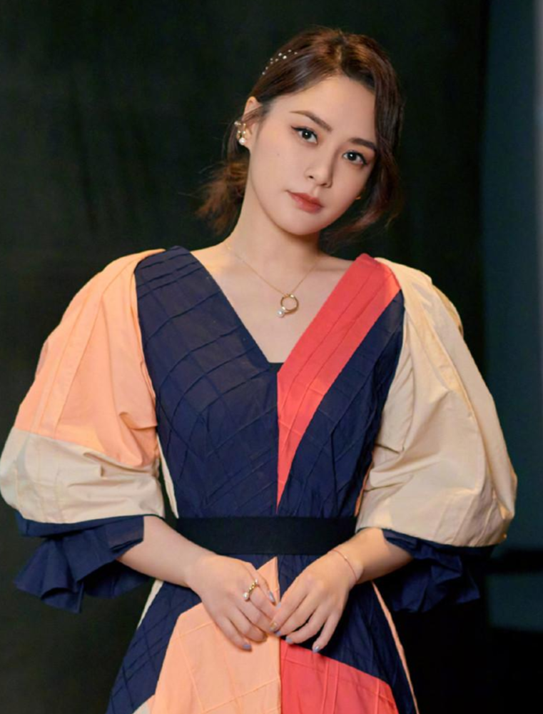 每日更新钟欣潼的经纪公司认证微信号tzcm2022